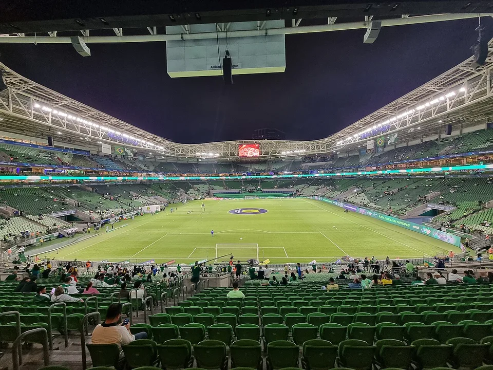 Vista interna do Allianz Parque com o gramado iluminado antes de um jogo do Palmeiras