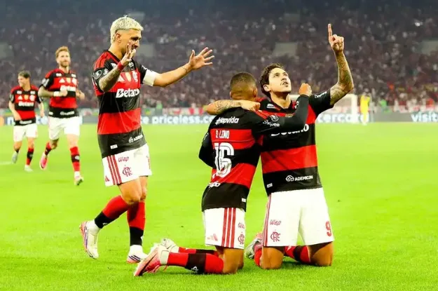 Flamengo despacha o Cruzeiro, chega às quartas da Libertadores e mantém vivo o sonho do penta