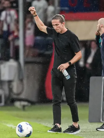 Filipe Luís estreia oficialmente pelo Monaco com vitória na Polônia e deixa vaga encaminhada na Conference League