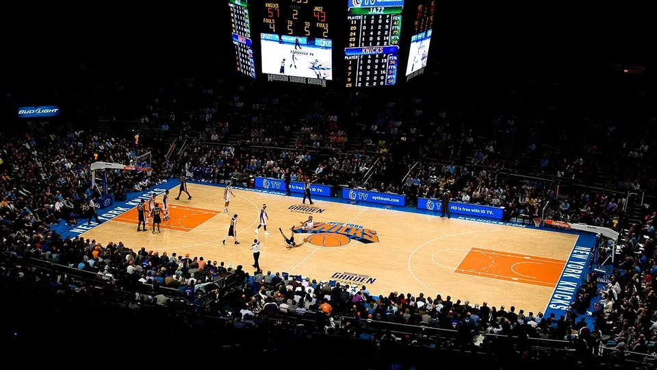 Quadra do Madison Square Garden durante um jogo da NBA, com as arquibancadas cheias