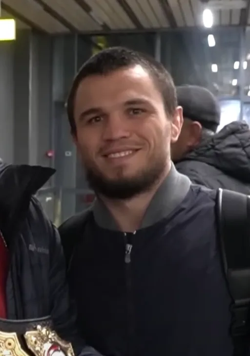 O lutador Umar Nurmagomedov sorri durante evento do UFC