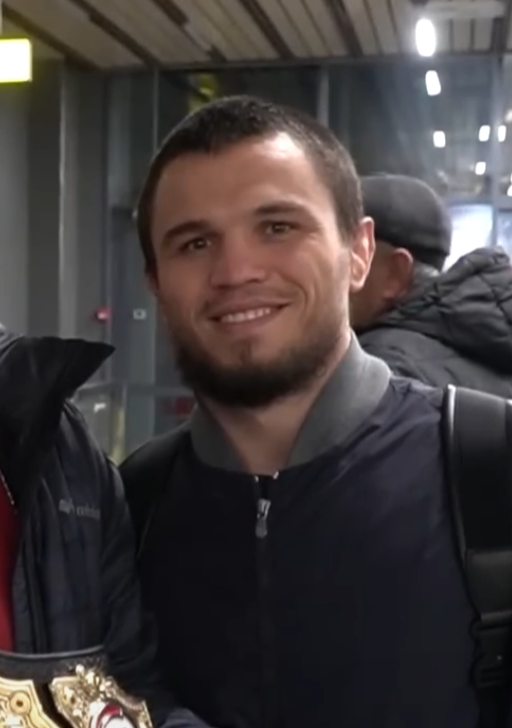 O lutador Umar Nurmagomedov sorri durante evento do UFC