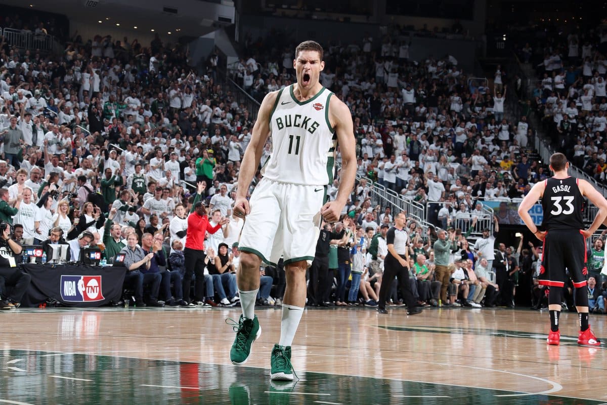 Brook Lopez Dá Assistência de Costas e Rouba a Cena na NBA