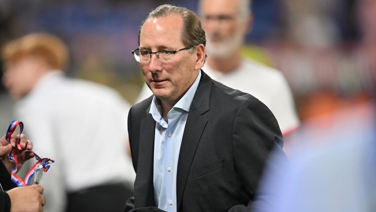John Textor Vende Ações do Crystal Palace: Mudanças no Grupo Eagle Football