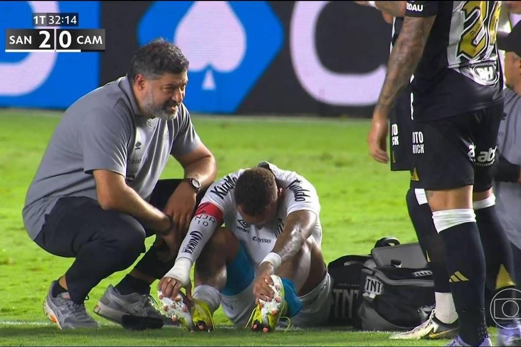 Neymar deixando o campo chorando após lesão na coxa