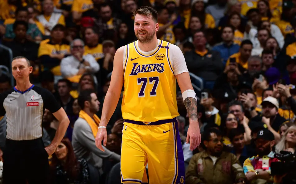 Luka Doncic brilha no retorno ao American Airlines Center e marca 45 pontos